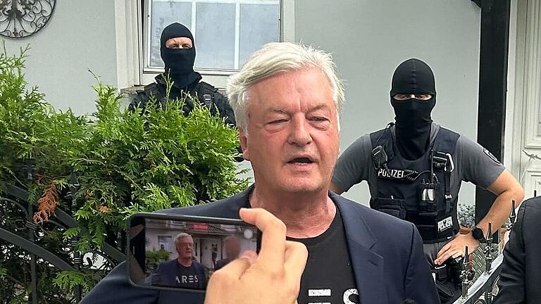 Polizei geht gegen rechtsextremes Magazin „Compact” vor - Chefredakteur Elsässer spricht von einem Eingriff in die Pressefreiheit. Polizei geht gegen rechtsextremes Magazin „Compact” vor - Chefredakteur Elsässer spricht von einem Eingriff in die Pressefreiheit.