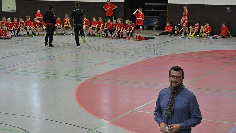 Peter Hahn (im Vordergrund) hat ein Konzept für eine nachhaltige Jugendarbeit beim HSC Bad Neustadt entwickelt. Peter Hahn (im Vordergrund) hat ein Konzept für eine nachhaltige Jugendarbeit beim HSC Bad Neustadt entwickelt.