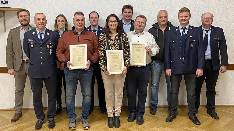 Engagiert und verdient. Bei der diesjährigen Jahreshauptversammlung der Reupelsdorfer Feuerwehr wurde drei Mitglieder die Ehrenwürde zu teil. (von links) Bürgermeister Klaus Köhler, KBM Christian Aschermann, Hanna Brendler (Vorstandschaft), Ehrenkommandant Erich Brendler, zweiter Kommandant Florian Kreis, Ehrenmitglied Annette Weiss, Vorsitzender Martin Bader, Ehrenkommandant Werner Knaier, Elmar Witte (Neuaufnahme), Kommandant und zweiter Vorsitzender Daniel Czeschka, Hermann Kreis (Jugendwart).