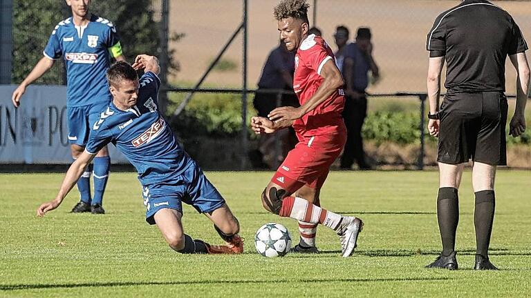 Zweikampf zwischen Markus Kirchner (links/TSV Großbardorf) und Michael Dellinger (TSV Aubstadt). Schiedsrichter Steffen Mix hat daran nichts zu beanstanden. Zweikampf zwischen Markus Kirchner (links/TSV Großbardorf) und Michael Dellinger (TSV Aubstadt). Schiedsrichter Steffen Mix hat daran nichts zu beanstanden.