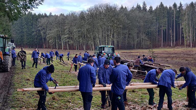 Zum Planfest 2020 hatten die Burschen im Januar bereits im Wald gearbeitet und Stütz-Schwalben für den Festbaum gefertigt. Zum Planfest 2020 hatten die Burschen im Januar bereits im Wald gearbeitet und Stütz-Schwalben für den Festbaum gefertigt.