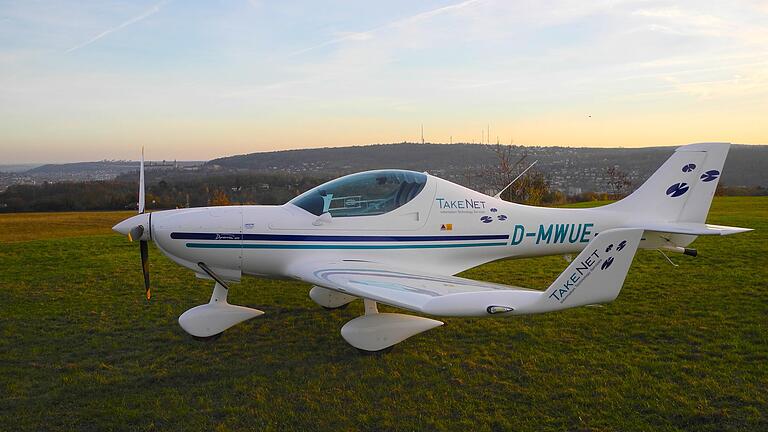 Das neue Ultraleicht-Schleppflugzeug des Flugsportclubs am Schenkenturm. Es soll die Lärmbelastung bei den Schleppstarts der Segelflieger für die Bewohner des Maintales künftig nahezu halbieren. Das neue Ultraleicht-Schleppflugzeug des Flugsportclubs am Schenkenturm. Es soll die Lärmbelastung bei den Schleppstarts der Segelflieger für die Bewohner des Maintales künftig nahezu halbieren.