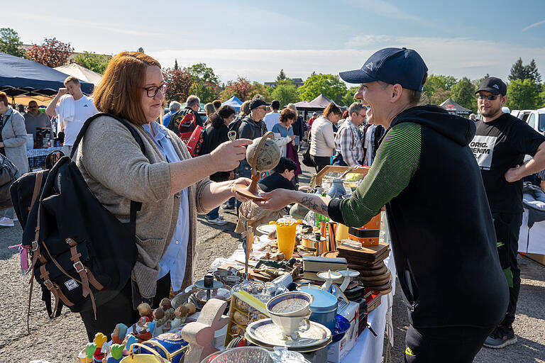Das Feilschen mit den Händlerinnen und Händlern an den Ständen gehört bei einem Flohmarkt mit dazu. Das Feilschen mit den Händlerinnen und Händlern an den Ständen gehört bei einem Flohmarkt mit dazu.