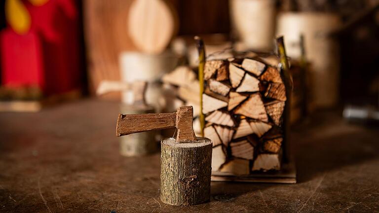 Auch ein Hackklotz mit Axt und ein Holzstapel gehört zu den Krippen. Auch ein Hackklotz mit Axt und ein Holzstapel gehört zu den Krippen. 
