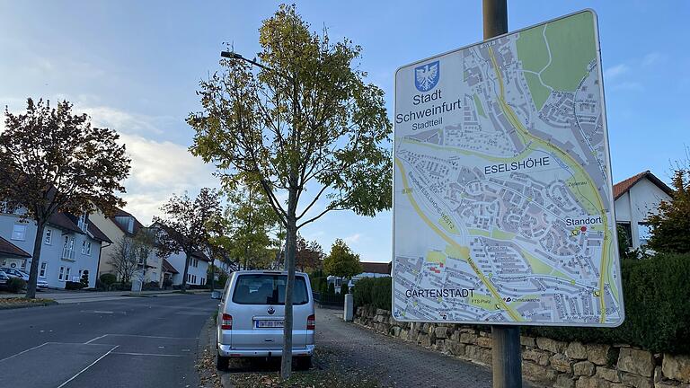 In den Schweinfurter Stadtteilen Haardt, Deutschhof und Eselshöhe durften Anwohnende bislang dank Ausnahmegenehmigungen auch Gehwege befahren, um an ihre Anwesen zu gelangen. Das stellte sich jetzt als rechtswidrig heraus. In den Schweinfurter Stadtteilen Haardt, Deutschhof und Eselshöhe durften Anwohnende bislang dank Ausnahmegenehmigungen auch Gehwege befahren, um an ihre Anwesen zu gelangen. Das stellte sich jetzt als rechtswidrig heraus.