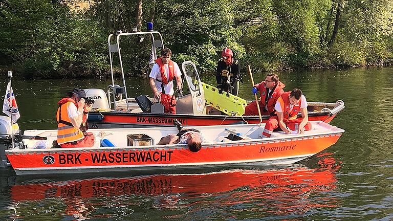Unglück auf der Rosmarie: Nur per Boot kamen die Helfer zu den Verletzten.