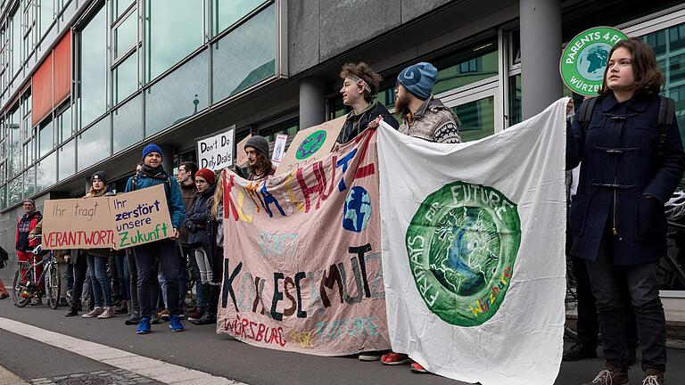 Rund 50 Unterstützer der Klimaschutzbewegung Fridays for Future demonstrierten am Freitag vor der Siemens-Niederlassung in der Schweinfurter Straße in Würzburg.