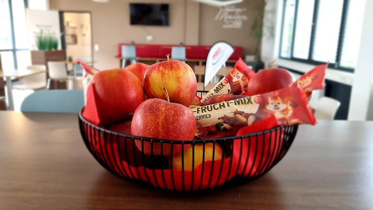 Die Firma Pabst in Gochsheim stellt den Mitarbeitenden Obst zur Verfügung. Die Firma Pabst in Gochsheim stellt den Mitarbeitenden Obst zur Verfügung.