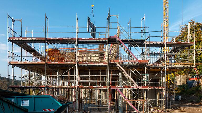 Die Rohbauarbeiten am Neubau der Grundschule in Aschfeld haben sich verzögert. Ziel ist es, den Rohbau zum Jahresende soweit fertigzustellen, dass im neuen Jahr die 
Gebäudehülle mit der Flachdachabdichtung und dem Einbau der Fenster geschlossen werden kann.