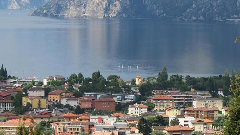 Für einen Urlaub in Italien wie hier am Gardasee, müssen Touristen im kommenden Sommer tiefer in die Tasche greifen. Die Reiseveranstalter haben die Preise angehoben. Foto: Andrea Warnecke/dpa-tmn       -  Am Gardasee gab es weitere Erdbeben.