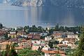 Für einen Urlaub in Italien wie hier am Gardasee, müssen Touristen im kommenden Sommer tiefer in die Tasche greifen. Die Reiseveranstalter haben die Preise angehoben. Foto: Andrea Warnecke/dpa-tmn       -  Am Gardasee gab es weitere Erdbeben.