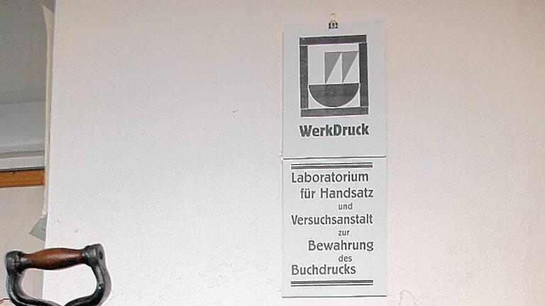 Über dem Handtiegel steht auf dem Plakat, was &bdquo;WerkDruck&ldquo; in der Langfassung heißt: Laboratorium für Handsatz und Versuchsanstalt zur Bewahrung des Buchdrucks.
