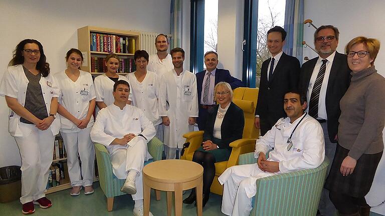 Im Bild Chefarzt Dr. Alexander Kraus (links sitzend), Vorsitzende Liselotte Feller (sitzend Mitte), ihr Stellvertreter Lothar Zachmann (links daneben) und Landrat Florian Töpper (rechts daneben), zusammen mit dem Palliativ-Team bei der Übergabe der Spende. Im Bild Chefarzt Dr. Alexander Kraus (links sitzend), Vorsitzende Liselotte Feller (sitzend Mitte), ihr Stellvertreter Lothar Zachmann (links daneben) und Landrat Florian Töpper (rechts daneben), zusammen mit dem Palliativ-Team bei der Übergabe der Spende.