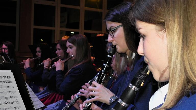 Mit einem grandiosen Jahreskonzert begeisterten die Musiker des Musikvereins Hohenroth ihr Publikum. Mit einem grandiosen Jahreskonzert begeisterten die Musiker des Musikvereins Hohenroth ihr Publikum.