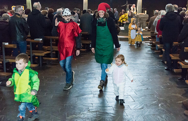 Nette Verkleidungen waren beim Faschingsgottesdienst in St. Michael zu sehen. Viele Kinder freuen sich, wenn sie nach vorne zum Altar eingeladen werden. Nette Verkleidungen waren beim Faschingsgottesdienst in St. Michael zu sehen. Viele Kinder freuen sich, wenn sie nach vorne zum Altar eingeladen werden. 