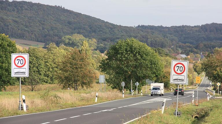 In beide Fahrtrichtungen weisen jetzt an der B22-Kreuzung bei Siegendorf Verkehrszeichen auf die reduzierte Höchstgeschwindigkeit hin. Ein Zusatzschild warnt vor der möglichen Unfallgefahr. In beide Fahrtrichtungen weisen jetzt an der B22-Kreuzung bei Siegendorf Verkehrszeichen auf die reduzierte Höchstgeschwindigkeit hin. Ein Zusatzschild warnt vor der möglichen Unfallgefahr.