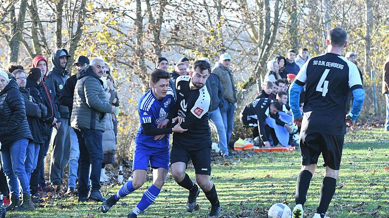 Auf dem herbstlich gefärbten Platz in Oehrberg rangeln Julian Brand von der SG Waldfenster/Lauter (links) und Paul Mathes um den Ballbesitz.       -  Auf dem herbstlich gefärbten Platz in Oehrberg rangeln Julian Brand von der SG Waldfenster/Lauter (links) und Paul Mathes um den Ballbesitz.