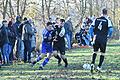 Auf dem herbstlich gefärbten Platz in Oehrberg rangeln Julian Brand von der SG Waldfenster/Lauter (links) und Paul Mathes um den Ballbesitz.       -  Auf dem herbstlich gefärbten Platz in Oehrberg rangeln Julian Brand von der SG Waldfenster/Lauter (links) und Paul Mathes um den Ballbesitz.