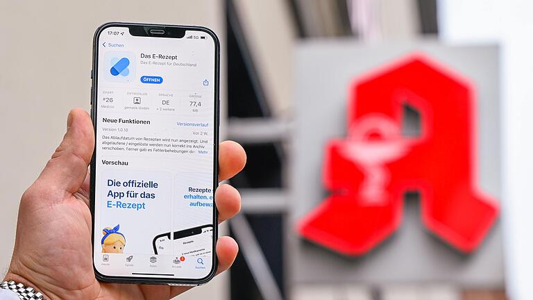 Mit der App 'Das E-Rezept' kann man Verschreibungen vom Arzt in der Apotheke einlösen. Das Symbolfoto zeigt die App auf einem Smartphone. Mit der App 'Das E-Rezept' kann man Verschreibungen vom Arzt in der Apotheke einlösen. Das Symbolfoto zeigt die App auf einem Smartphone.