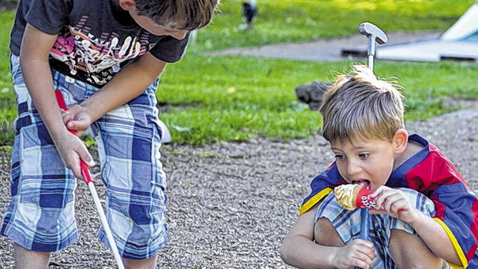 Mit Augenmaß: Minigolfen im Park