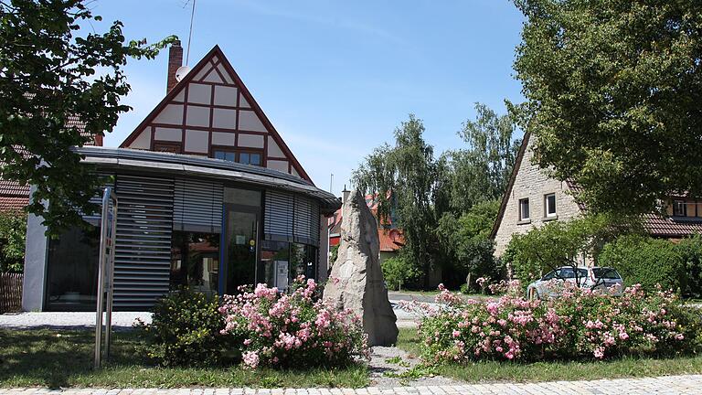 Neugestaltet: der Dorfplatz in Nenzenheim.