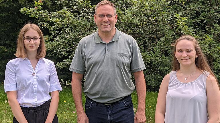 Auch in diesem Jahr konnte Rauhenebrachs Bürgermeister Matthias Bäuerlein mit Sofia Hager aus Falsbrunn (links) und Marlies Stapf auf Untersteinbach zwei Einser-Abiturientinnen für ihre hervorragenden Leistungen würdigen.