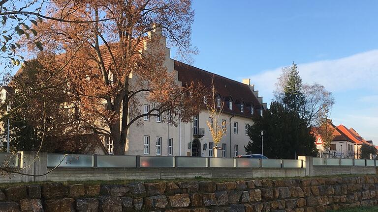 Zahlreiche Schülerinnen und Schüler von der FOS/BOS in Bad Neustadt können sich über ihr abgeschlossenes (Fach-)Abitur freuen. Zahlreiche Schülerinnen und Schüler von der FOS/BOS in Bad Neustadt können sich über ihr abgeschlossenes (Fach-)Abitur freuen.