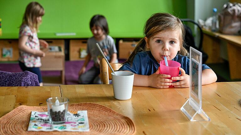 Im Kindergarten des Familienzentrums im Würzburger Stadtteil Heidingsfeld läuft manches anders. Dank vieler Ehrenamtlichen und einem besonderen Konzept. Im Kindergarten des Familienzentrums im Würzburger Stadtteil Heidingsfeld läuft manches anders. Dank vieler Ehrenamtlichen und einem besonderen Konzept. 
