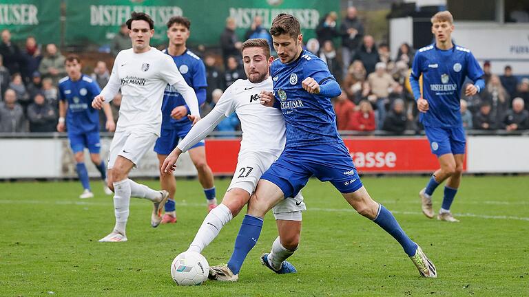 Jonas Leibold (links) vom TSV Karlburg spielt im Zweikampf gegen Steffen Krautschneider vom Würzburger FV den Ball. Krautschneider erzielte im Bayernliga-Derby vor 666 Zuschauerinnen und Zuschauern auf der Sepp-Endres-Sportanlage das 1:0 für den WFV. Jonas Leibold (links) vom TSV Karlburg spielt im Zweikampf gegen Steffen Krautschneider vom Würzburger FV den Ball. Krautschneider erzielte im Bayernliga-Derby vor 666 Zuschauerinnen und Zuschauern auf der Sepp-Endres-Sportanlage das 1:0 für den WFV. 