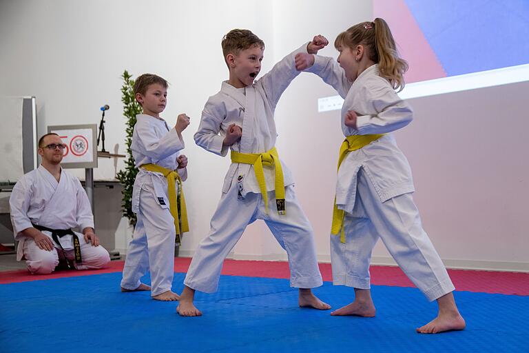Nach 50 Jahren ist es um die Zukunft des Karate-Dojo Untermerzbach gut bestellt. Bei einem Jubiläumsabend zeigte auch der Nachwuchs, was er kann. Nach 50 Jahren ist es um die Zukunft des Karate-Dojo Untermerzbach gut bestellt. Bei einem Jubiläumsabend zeigte auch der Nachwuchs, was er kann. 