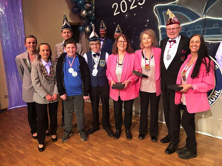 Aktive aus Grombühl und Oberaltertheim wurden geehrt: (von links) Vanessa Gardill, Stefanie Bopp, Lukas Körber, Leandro Graf, der scheidende Grombühler Sitzungspräsident Stefan Korb, Marion Dold, Ilse Martin, FVF-Beirat Manfred Schmitt und Ingrid Steffens. Aktive aus Grombühl und Oberaltertheim wurden geehrt: (von links) Vanessa Gardill, Stefanie Bopp, Lukas Körber, Leandro Graf, der scheidende Grombühler Sitzungspräsident Stefan Korb, Marion Dold, Ilse Martin, FVF-Beirat Manfred Schmitt und Ingrid Steffens.