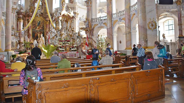 Die Hygieneregeln galten auch in der Wallfahrtskirche von Vierzehnheiligen. Hier sprach Wallfahrtsführer Günther Meißner Gebete und die Musikkapelle spielte das 'Vierzehnheiligenlied'. Die Hygieneregeln galten auch in der Wallfahrtskirche von Vierzehnheiligen. Hier sprach Wallfahrtsführer Günther Meißner Gebete und die Musikkapelle spielte das 'Vierzehnheiligenlied'.