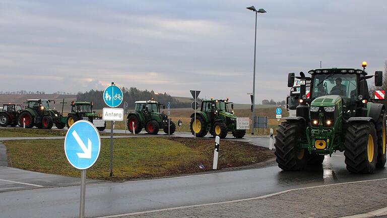 Bauern aus dem Landkreis Kitzingen beteiligen sich an den bayernweiten Protestaktionen. Das Bild entstand am Mittwochmorgen am Kreisverkehr am Ortseingang von Mainbernheim kommend. Bauern aus dem Landkreis Kitzingen beteiligen sich an den bayernweiten Protestaktionen. Das Bild entstand am Mittwochmorgen am Kreisverkehr am Ortseingang von Mainbernheim kommend.