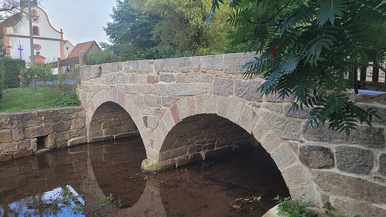 Fulda-Main-Leitung bei Zeitlofs: Diskussion im Gemeinderat - Die Krechenbachbrücke in Eckarts ist fast fertig saniert. Es fehlt nur noch das Geländer. Fulda-Main-Leitung bei Zeitlofs: Diskussion im Gemeinderat - Die Krechenbachbrücke in Eckarts ist fast fertig saniert. Es fehlt nur noch das Geländer.