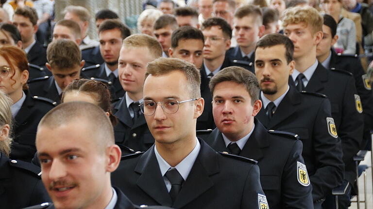 Feierliche Vereidigung von 125 künftigen Bundespolizisten in der Wandelhalle. Feierliche Vereidigung von 125 künftigen Bundespolizisten in der Wandelhalle.