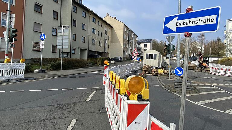 Die Rhönstraße in Schweinfurt ist ab der Kreuzung Deutschhöfer Straße bis Ende September nur einspurig befahrbar. Die Stadtwerke erneuern hier mehrere Versorgungsleitungen. Die Rhönstraße in Schweinfurt ist ab der Kreuzung Deutschhöfer Straße bis Ende September nur einspurig befahrbar. Die Stadtwerke erneuern hier mehrere Versorgungsleitungen.