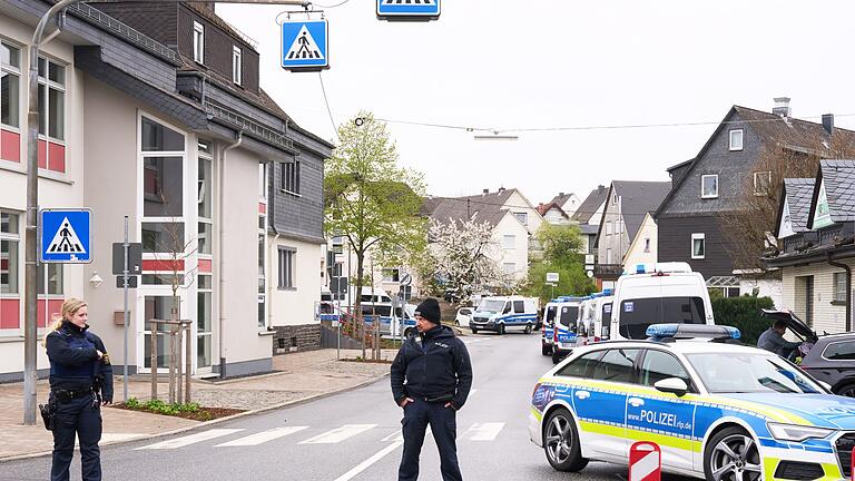 Nach Gewalttat im Westerwald: Täter weiter flüchtig - Am Donnerstag war die Polizei erneut mit einem Großaufgebot unterwegs. Nach Gewalttat im Westerwald: Täter weiter flüchtig - Am Donnerstag war die Polizei erneut mit einem Großaufgebot unterwegs.