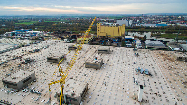 Anand Anders       -  Großes Spektakel: Mit einem 500-Tonnen-Teleskopkran wurden am Wochenende Großbauteile für eine neue E-Mobility-Produktionslinie im ZF-Werk Süd im Schweinfurter Hafen auf das Dach des Produktionsgebäudes gehievt, um durch eine Öffnung ins Gebäude eingelassen zu werden.