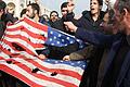 IRAN-IRAQ-POLITICS-UNREST-US       -  Die Stimmung ist aufgeheizt. In Teheran zerstören Demonstranten nach der Ermordung von General Soleimani eine US-Flagge.
