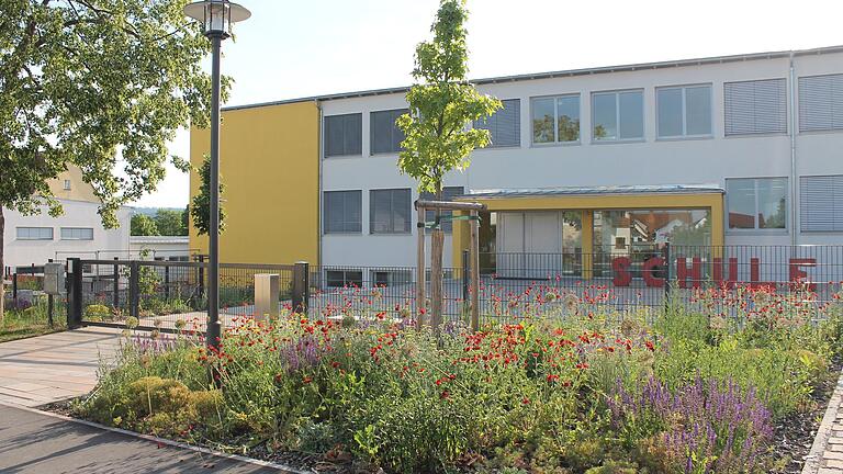 Wie die Blumen vor der Schule blüht nun auch das Leben in der neu sanierten Ostheimer Grundschule wieder auf. Die Schulfamilie ist froh, dass seit Kurzem wieder Präsenzunterricht für alle Klassen stattfinden kann.