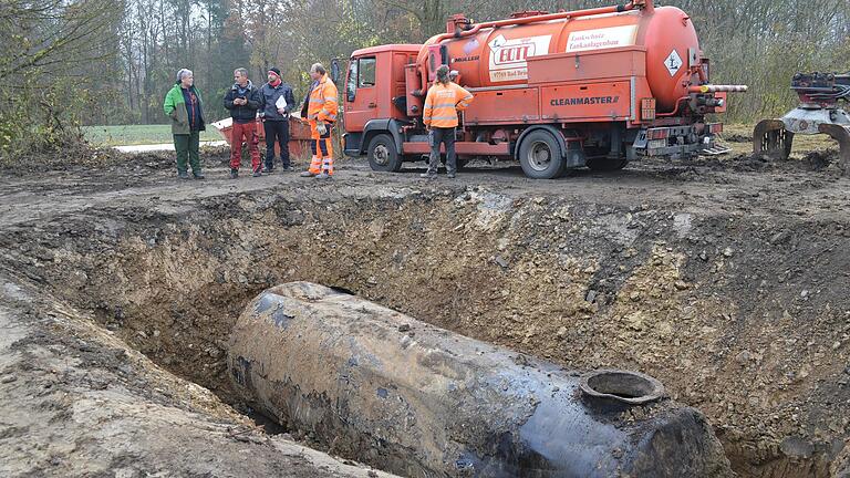 Die Baustelle an der einstigen B 19 am Donnerstagmorgen: Die Firma Bott aus Bad Brückenau hatte zunächst 1000 Liter Flüssigkeit aus dem Tank gesaugt. Links im Bild Werner Nöth, Sachbearbeiter für Altlasten am Landratsamt.