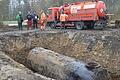 Die Baustelle an der einstigen B 19 am Donnerstagmorgen: Die Firma Bott aus Bad Brückenau hatte zunächst 1000 Liter Flüssigkeit aus dem Tank gesaugt. Links im Bild Werner Nöth, Sachbearbeiter für Altlasten am Landratsamt.