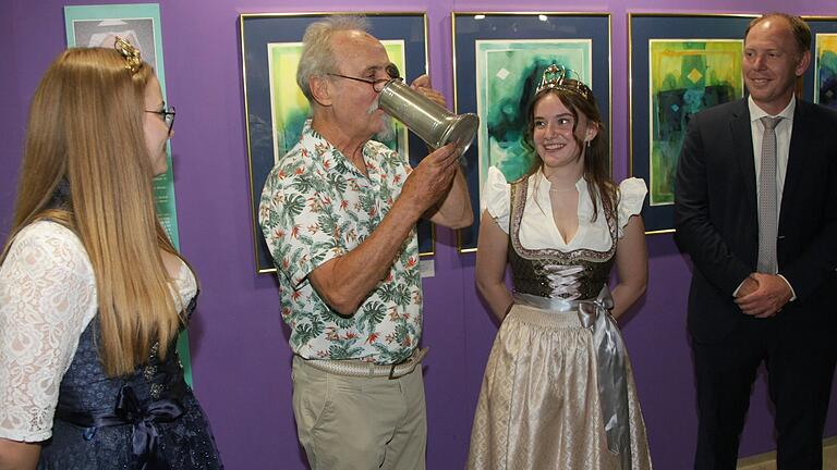 Hermann Diez, flankiert von Siedlerkönigin Pia, Gärtnerkönigin Annica und OB Stefan Güntner nimmt zu seinem Jubiläum als Vorsitzender des Kulturvereins PAM einen Schluck aus der Kandel. Hermann Diez, flankiert von Siedlerkönigin Pia, Gärtnerkönigin Annica und OB Stefan Güntner nimmt zu seinem Jubiläum als Vorsitzender des Kulturvereins PAM einen Schluck aus der Kandel.
