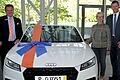 Bei der Autoübergabe (von links): Thomas Pohl, Gewinnsparverein Bayern, Margaretha Katzenberger und Marco Löffler.