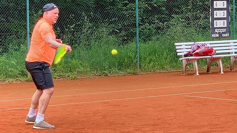 Matthias Gerhardt macht auf dem Tennisplatz eine bessere Figur, als es hier auf den ersten Blick aussieht.