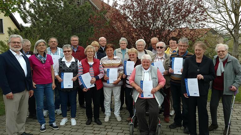Der Vorsitzende des Ortsverbands Iphofen des VdK, Manfred Niksch (links), mit den erschienenen Geehrten beim Frühlingsfest vor dem Feuerwehrsaal Nenzenheim. Der Vorsitzende des Ortsverbands Iphofen des VdK, Manfred Niksch (links), mit den erschienenen Geehrten beim Frühlingsfest vor dem Feuerwehrsaal Nenzenheim.