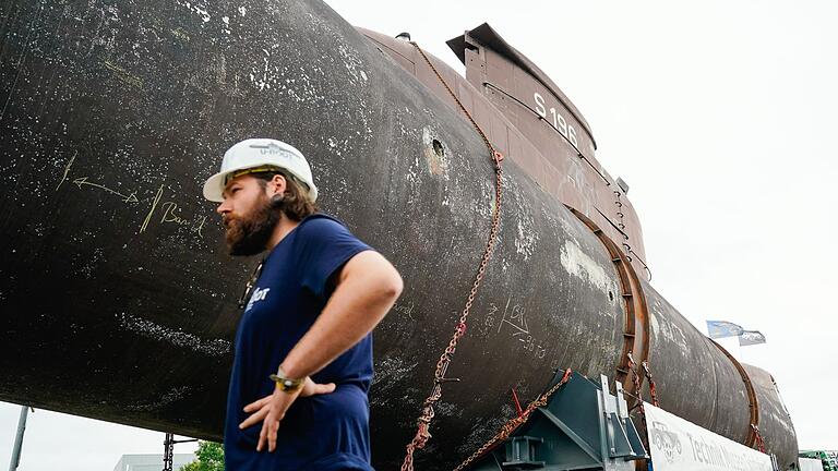 Auf 30 Achsen über Land: das ehemalige Marine-U-Boot U17 - Mensch trifft Maschine: U17 ist fast 50 Meter lang und rund 350 Tonnen schwer (Archivfoto) Auf 30 Achsen über Land: das ehemalige Marine-U-Boot U17 - Mensch trifft Maschine: U17 ist fast 50 Meter lang und rund 350 Tonnen schwer (Archivfoto)
