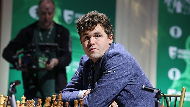 FIDE-Weltmeisterschaft im Schnell- und Blitzschach       -  Titelverteidiger Magnus Carlsen hat nach einer Bestrafung seinen Rückzug von der Schnellschach-WM erklärt.