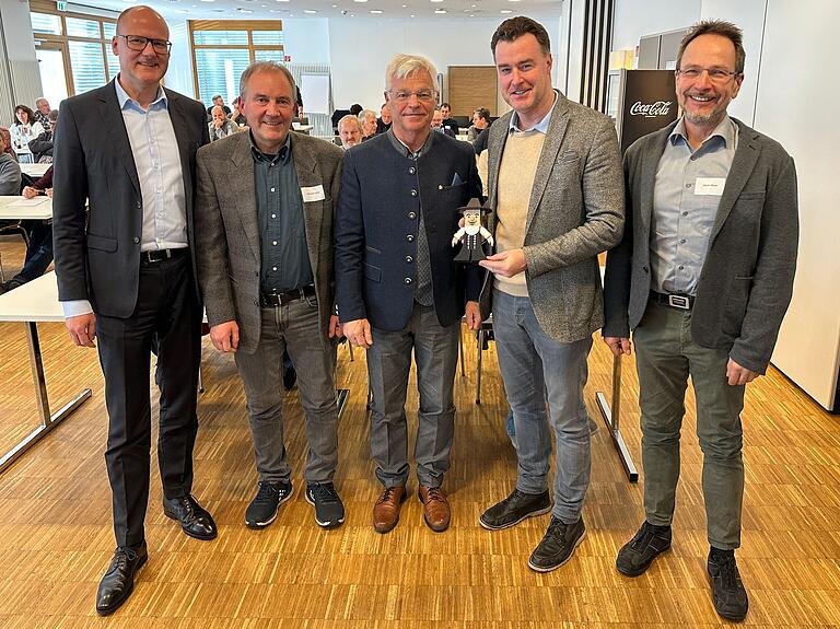 Eibelstadts Bürgermeister Markus Schenk begrüßte die Gäste und bekam einen Timmy (von links): Hauptgeschäftsführer LIV Kai Gajewski, Hermann Lang, Obermeister der Zimmerer-Innung Würzburg/Kitzingen, Peter Aicher, Präsident des LIV Peter Aicher, Markus Schenk, und Stefan Weyer, Bezirksvorsitzender Unterfranken. Eibelstadts Bürgermeister Markus Schenk begrüßte die Gäste und bekam einen Timmy (von links): Hauptgeschäftsführer LIV Kai Gajewski, Hermann Lang, Obermeister der Zimmerer-Innung Würzburg/Kitzingen, Peter Aicher, Präsident des LIV Peter Aicher, Markus Schenk, und Stefan Weyer, Bezirksvorsitzender Unterfranken.