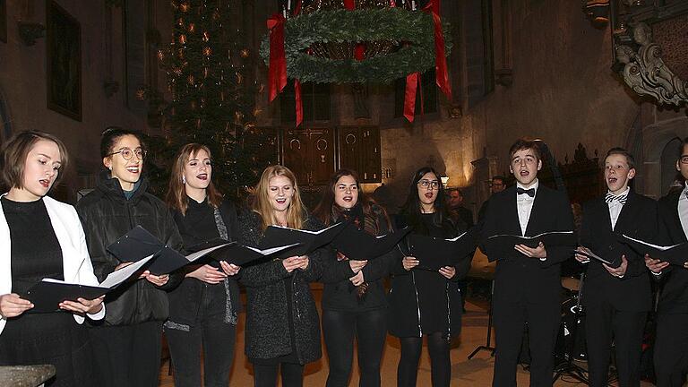 &bdquo;Baby, it?s cold outside&ldquo; sangen die Mitglieder des Oberstufenchores beim Weihnachtskonzert des Haßfurter Regiomontanus-Gymnasiums in der Marienkirche in Königsberg.
